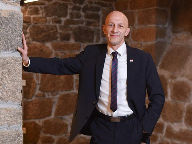 Ernest Petry je u prvom mandatu župana mnogo toga napravio koji drugi nisu uočavali probleme. Ovo je u konobi županijske palače u Gospiću koju je uredio i preveo raznim svrhama/Foto arhiva Ličkih novina Gospiu                                         